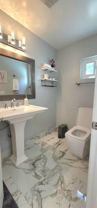 Newly Furnished Pool House Los Ángeles