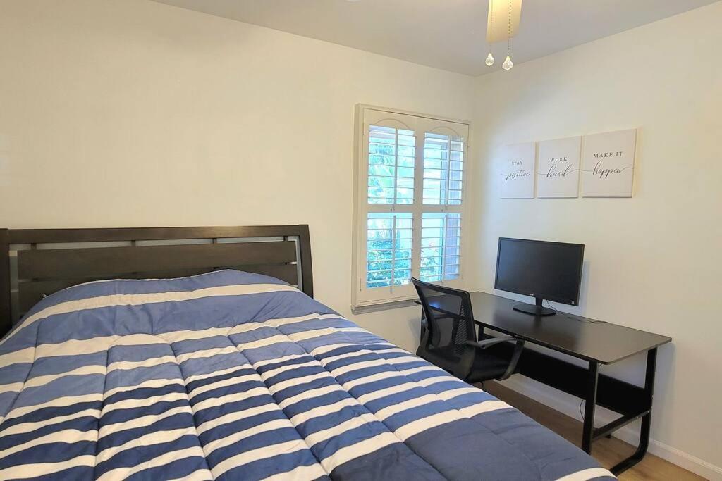 Newly Furnished Pool House Сasa de vacaciones